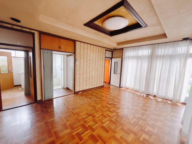 【中古戸建】高崎市片岡町2丁目の居間・リビング|■リビング｜陽当たり良好のリビングダイニング♪賃貸では叶わなかった、お友達とのホームパーティや大音量で映画やテレビを楽しむことができます(*^^*)