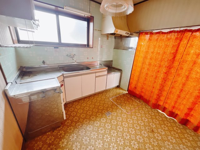 【中古戸建】高崎市片岡町2丁目のキッチン|■キッチン｜ワークトップ下には、圧力鍋やパスタ鍋などのかさばる調理器具もラクラク収納可能なスライド収納！ものが溢れがちなキッチン回りもスッキリきれいに管理ができます♪