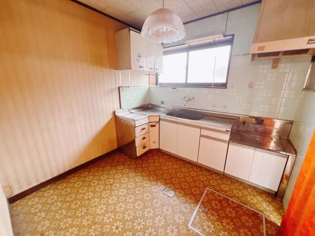 【中古戸建】高崎市片岡町2丁目のキッチン|■キッチン｜大きなお鍋や調理用具のも出し入れラクラクな収納がたっぷり！毎日使う場所だからこそ、無理のない姿勢で作業できるのは嬉しいポイントですね(*＾＾*)