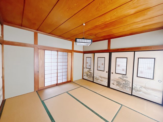 【中古戸建】高崎市片岡町2丁目の和室|■1階和室｜リビングと繋がっている和室は、お子様の様子を見守りながらお洗濯物を畳んだり、家事の合間のちょっとした休憩やのんびりお昼寝にも♪セカンドリビングとしてもお使いいただけます。