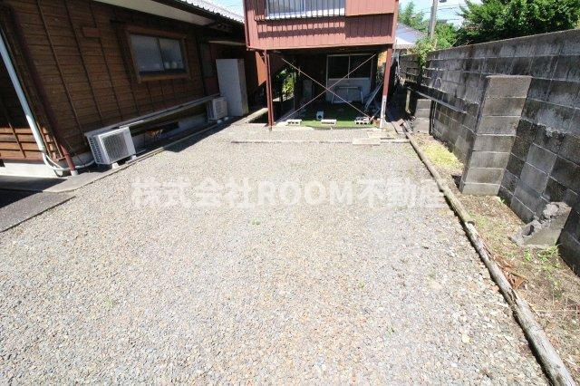 松ケ野貸家の駐車場|車をお持ちの方に嬉しい駐車場付きの物件です