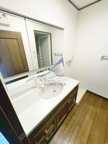 小形ビルの洗面所|洗面台です。