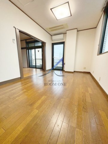 小形ビルの居間・リビング|洋室のお部屋です。