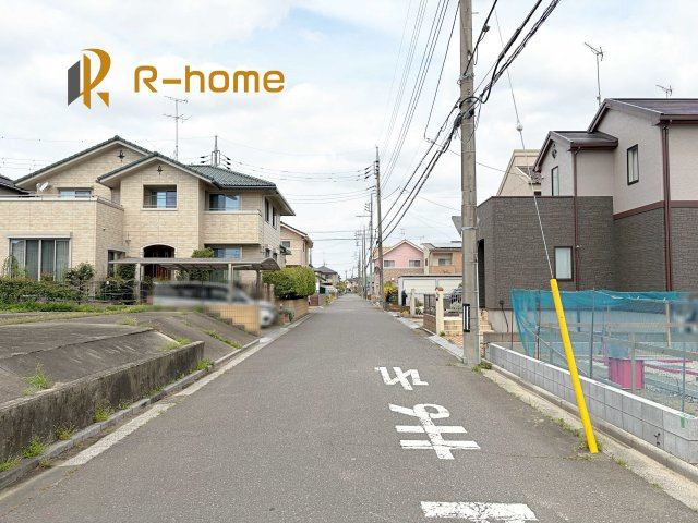 龍ケ崎市松ケ丘4期　新築戸建て　1号棟の前面道路含む現地写真|周辺環境も併せて案内致します♪
閑静な住宅地で笑顔あふれる新生活！
ぜひ現地へお越しください♪
