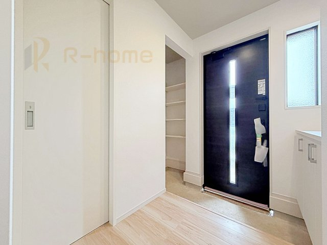 龍ケ崎市松ケ丘4期　新築戸建て　1号棟の玄関|ベビーカーなどもスッキリ収納できるシューズインクローゼット！
