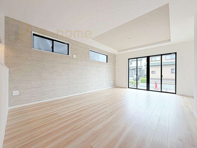 龍ケ崎市松ケ丘4期　新築戸建て　1号棟の居間・リビング|アクセントクロスがお洒落なリビング！大きな窓からは自然光が届きます。