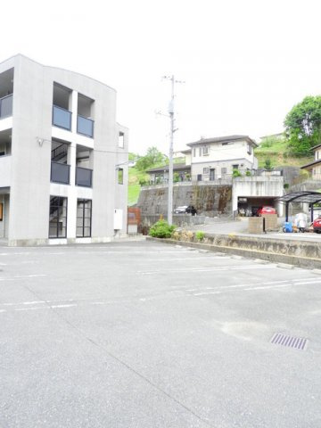グランドハイツ深川の駐車場|駐車場があるので、車を買う予定の方も安心です