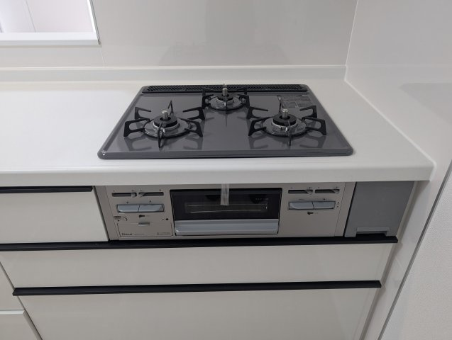うるま市江洲2108番　新築戸建て　全10棟　I号棟のキッチン|三口コンロ