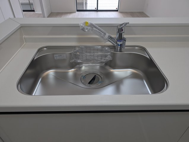 うるま市江洲2108番　新築戸建て　全10棟　I号棟のキッチン|洗い物のしやすいワイドシンク