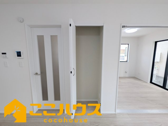 うるま市江洲2108番　新築戸建て　全10棟　I号棟の収納|リビング横に便利な収納スペース♪