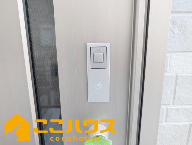 うるま市江洲2108番　新築戸建て　全10棟　I号棟の防犯設備|スマートキー対応玄関ドア
