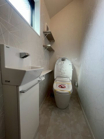 練馬区豊玉南2丁目　全3棟のトイレ|手洗い場を完備したタンクレスタイプを採用！

現地ご見学希望・資料請求などお気軽にお問い合わせ下さい！
03-5990-5201