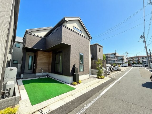 練馬区豊玉南2丁目　全3棟の前面道路含む現地写真|都市機能と自然が融合した価値ある住環境。

現地ご見学希望・資料請求などお気軽にお問い合わせ下さい！
03-5990-5201