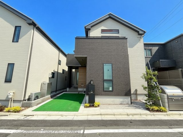 練馬区豊玉南2丁目　全3棟の外観|ツートンカラーのスタイリッシュな外観は堂々とした佇まい。

現地ご見学希望・資料請求などお気軽にお問い合わせ下さい！
03-5990-5201