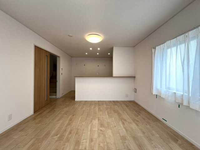 本来、横浜ってこういう街なんです。どういうこと？行けばわかります！な、【南区平楽中古戸建】リフォームの居間・リビング|居間です