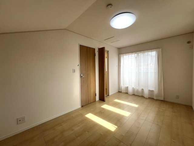 本来、横浜ってこういう街なんです。どういうこと？行けばわかります！な、【南区平楽中古戸建】リフォームの洋室|洋室です