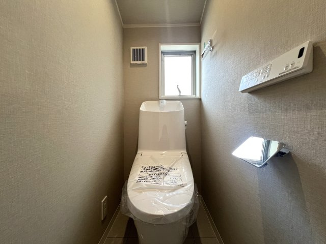 本来、横浜ってこういう街なんです。どういうこと？行けばわかります！な、【南区平楽中古戸建】リフォームのトイレ|清潔感のあるトイレです
