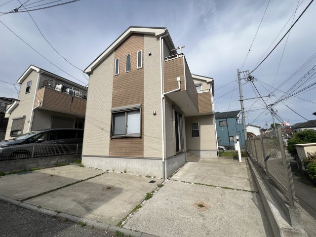 本来、横浜ってこういう街なんです。どういうこと？行けばわかります！な、【南区平楽中古戸建】リフォームの外観|おしゃれな外観です