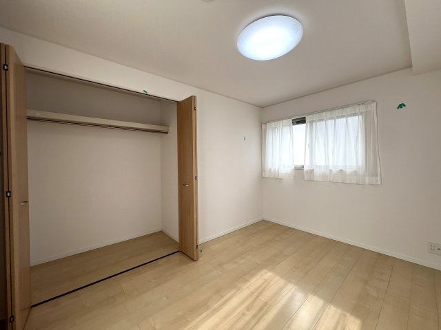 本来、横浜ってこういう街なんです。どういうこと？行けばわかります！な、【南区平楽中古戸建】リフォームの洋室|個人の部屋や寝室として使える洋室です