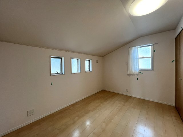 本来、横浜ってこういう街なんです。どういうこと？行けばわかります！な、【南区平楽中古戸建】リフォームの洋室|落ち着いた色調の洋室です