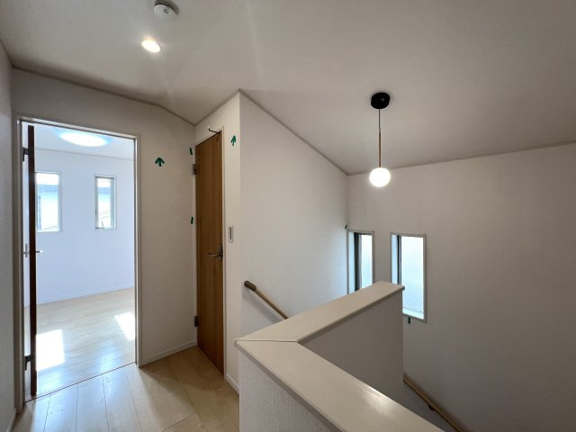 本来、横浜ってこういう街なんです。どういうこと？行けばわかります！な、【南区平楽中古戸建】リフォームの内装|明るい色調の室内です
