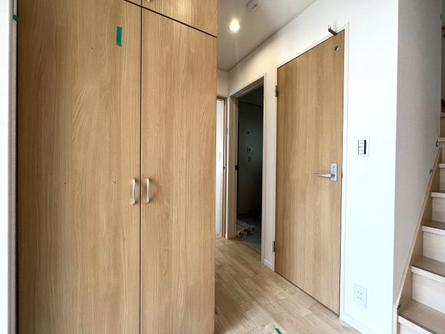 本来、横浜ってこういう街なんです。どういうこと？行けばわかります！な、【南区平楽中古戸建】リフォームの玄関|収納もある玄関です