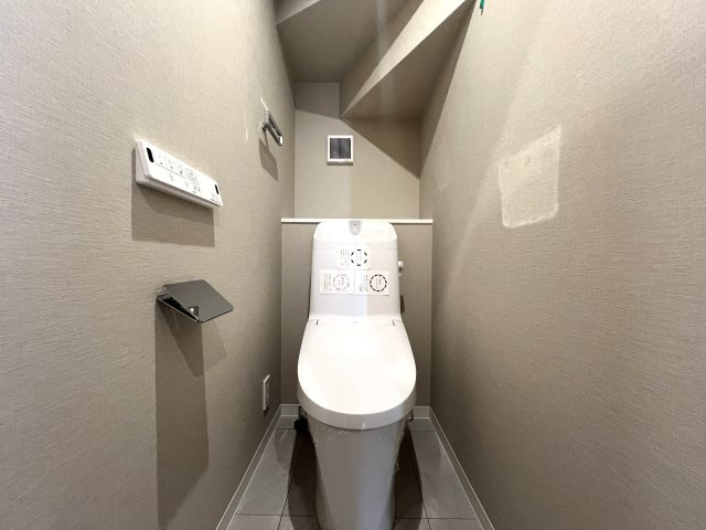 本来、横浜ってこういう街なんです。どういうこと？行けばわかります！な、【南区平楽中古戸建】リフォームのトイレ|ゆったりとした空間のトイレです
