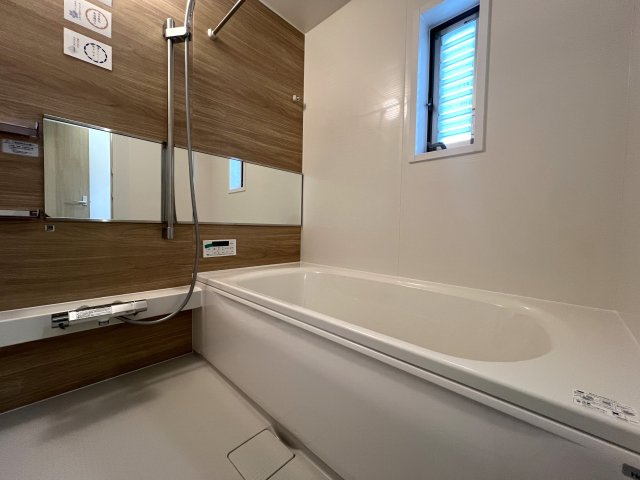 本来、横浜ってこういう街なんです。どういうこと？行けばわかります！な、【南区平楽中古戸建】リフォームの浴室|日々の疲れを癒すお風呂付です