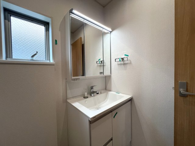 本来、横浜ってこういう街なんです。どういうこと？行けばわかります！な、【南区平楽中古戸建】リフォームの独立洗面台|独立洗面台、朝の身支度には欠かせません
