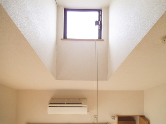 アルファビアの設備|天井に窓が付いているのでお部屋は明るめです！