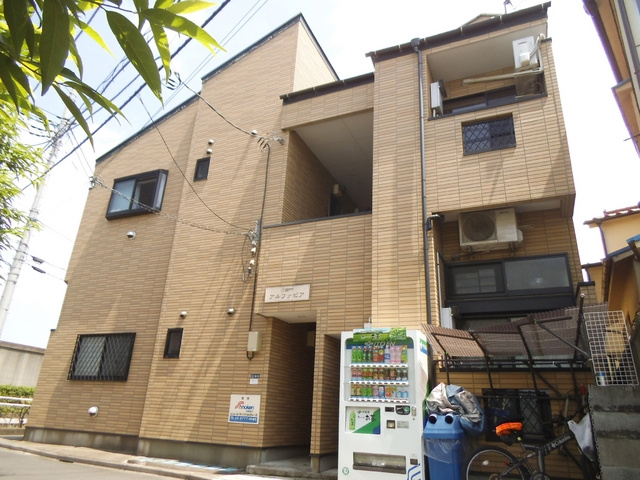 アルファビアの外観|青空との色合いが良いアパートです☆