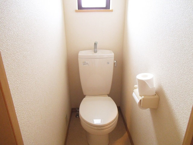 アルファビアのトイレ|窓付きのトイレで換気も楽々