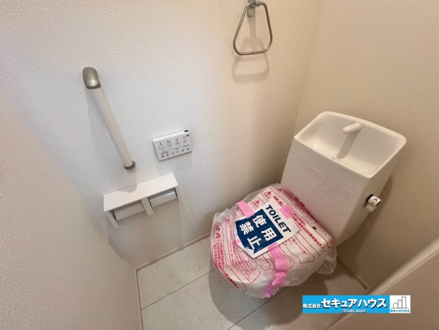 【完成】名古屋市南区砂口町　全7棟のトイレ|【高機能トイレ】
◆高機能トイレの多くは便器のフタの開閉が自動であり、使用後に手動で水を流す面倒もなく非常に便利です。スタイリッシュな見た目で、お掃除しやすく、節水効果が高いです。
