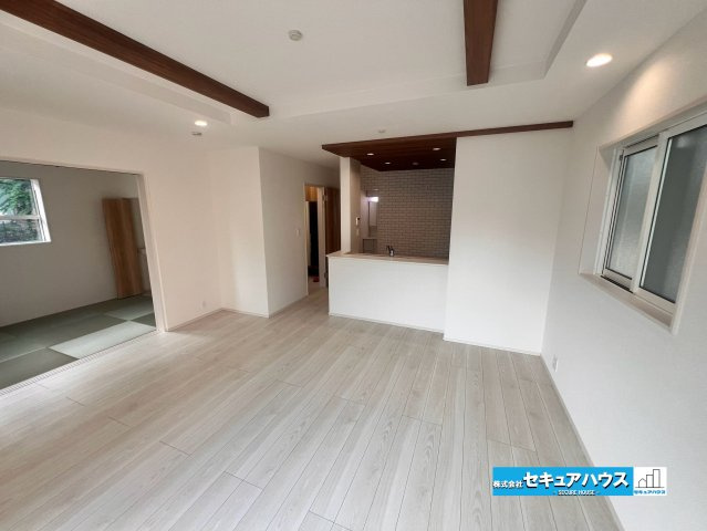 【完成】名古屋市南区砂口町　全7棟の居間・リビング|【LDK】
◆通学から帰宅し、リビングルームで会話を楽しむ子ども達。リビングから臨む景色は太陽色に染まり、解放感溢れゆったりとしたひと時を過ごすことが出来る素敵な空間です。