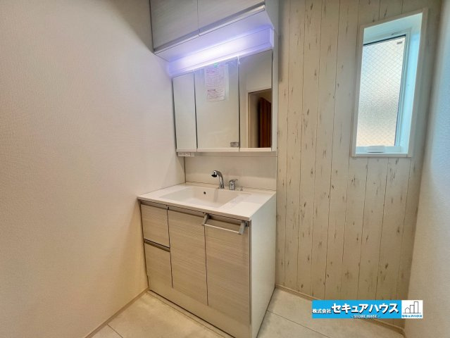 【完成】名古屋市南区砂口町　全7棟の独立洗面台|【洗面台】
◆鏡の裏にはたっぷりと収納スペースを標準装備！
◆電源を付属しているのでドライヤーなど利用できます。