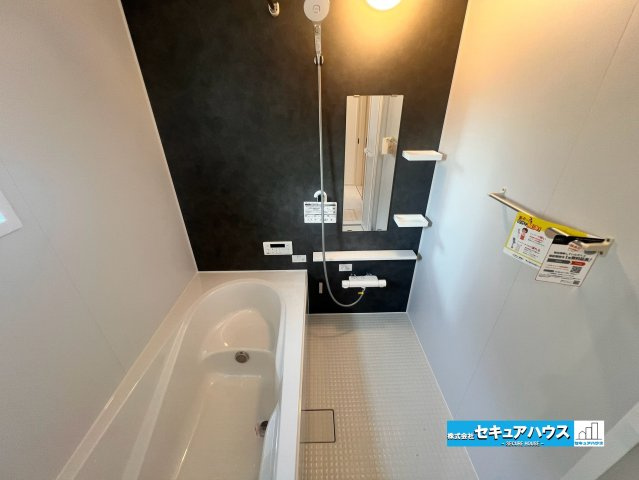 【完成】名古屋市南区砂口町　全7棟の浴室|【浴室】
◆アクセントパネルで落ち着きのある雰囲気を演出します。毎日の疲れを癒やすバスタイムをお楽しみ下さい！
◆窓付きで、カビの繁殖を抑える効果があります。