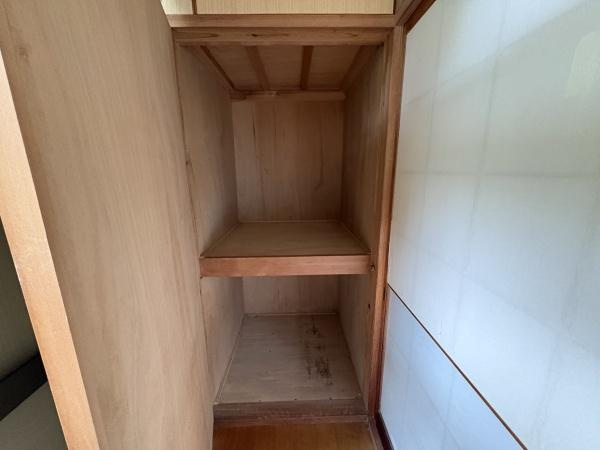 松岡　戸建ての収納|奥行きのある収納スペースで使い勝手が良好です。棚が設置されており分類して物を整理できます。木目調の内装が落ち着いた印象を与えます。和室との相性も良い収納です。
