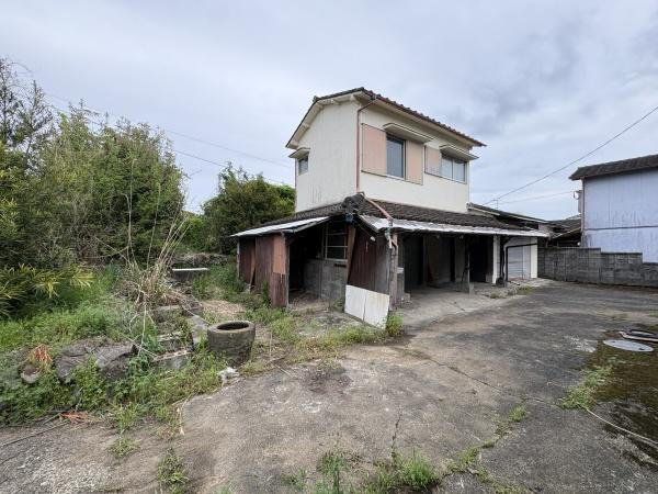 松岡　戸建てのその他|広々とした敷地が特徴の外観です。車の出入りもしやすいスペースがあります。庭には緑が多く落ち着いた雰囲気が感じられます。建物はしっかりとした造りとなっています。プライベート感のある配置です。