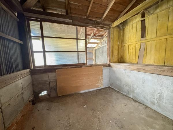 松岡　戸建てのその他|木材とコンクリートを組み合わせた造りが特徴的です。大きな窓があり外からの自然光を取り入れることができます。屋根や梁の構造がしっかりしています。窓からの眺望も楽しめそうです。