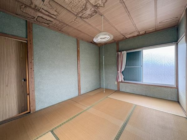 松岡　戸建ての和室|落ち着いた雰囲気の和室です。畳敷きで空間が広く使えます。障子から差し込む自然光が印象的です。木目調の天井が和の趣を感じさせます。静かな時間を過ごせるお部屋です。