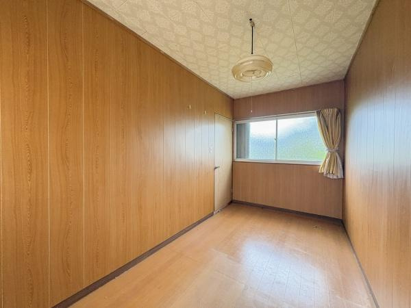 松岡　戸建ての洋室|壁と床が木目調でまとまった洋室です。シンプルなデザインでインテリアのレイアウトも自由自在です。天井には照明が設置されており使い勝手の良い空間となっています。