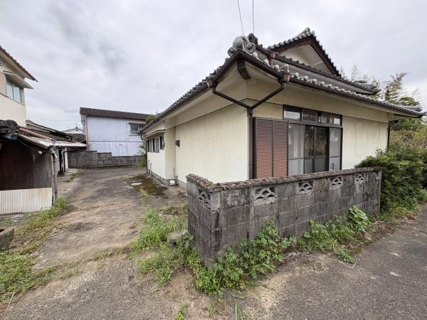 松岡　戸建てのその他|落ち着いた雰囲気の外観が魅力の住まいです。角地に位置し開放感を感じられます。広い敷地スペースが確保されているため様々な使い方が可能です。平屋造りのため利便性も高いです。