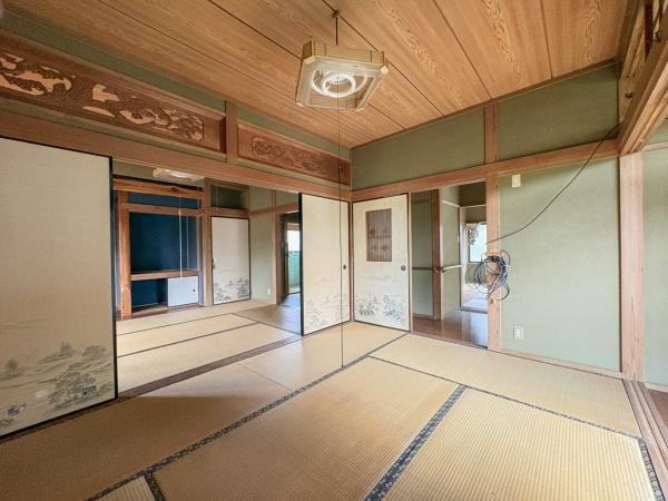 松岡　戸建ての和室|和の趣を感じさせる空間で落ち着いた雰囲気が広がります。襖や天井の木目細工がこだわりを感じさせます。四季折々を楽しめる和室です。広々とした畳が贅沢な一室です。
