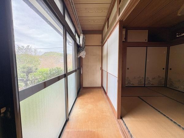 松岡　戸建ての和室|障子やふすまが和の雰囲気を感じさせる空間です。広縁からは外の景色が楽しめます。畳のある落ち着いた室内で自然光がやさしく差し込みます。収納スペースもしっかり完備されています。開放感が感じられる和室です。