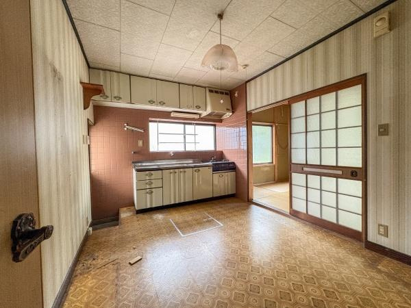 松岡　戸建てのキッチン|明るい窓が印象的なキッチンです。収納が豊富で整理しやすい空間となっています。使いやすい配置のシンクとコンロが特徴です。和室と隣接しており利便性が高い間取りです。レトロな雰囲気が残る内装も魅力です。