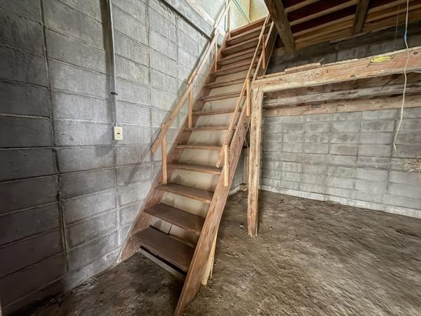 松岡　戸建てのその他|シンプルな木製階段が空間にナチュラルな印象を与えています。