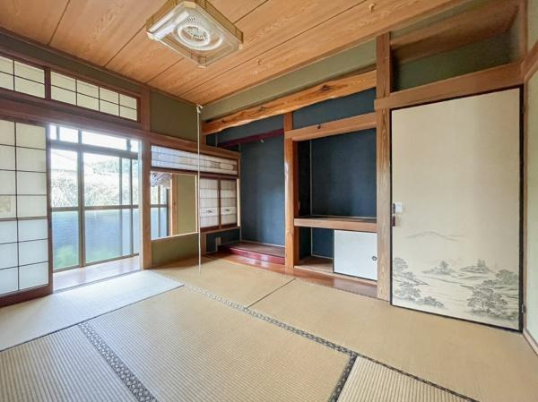 松岡　戸建ての和室|障子からのやわらかな光が差し込む和室です。床の間や押入れなど伝統的な造りが特徴的です。ふすまの絵柄も趣があります。畳の状態も良好で和の風合いを感じる空間です。