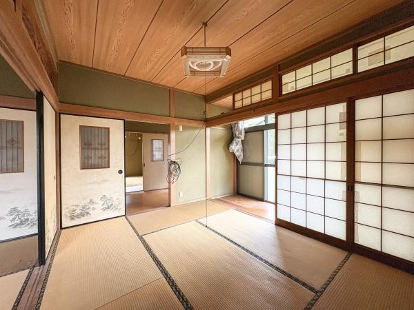 松岡　戸建ての和室|落ち着いた雰囲気の和室です。障子やふすまのデザインが印象的で趣のある空間となっています。畳敷きで和の雰囲気をしっかり感じられます。自然光も入りやすく開放感があります。天井や木部の造りも丁寧です。