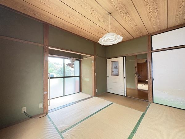松岡　戸建ての和室|落ち着いた雰囲気の和室は畳の温もりを感じられます。引き戸が設置されており空間を幅広く使えます。天井や柱の木目が空間に風合いを与えています。