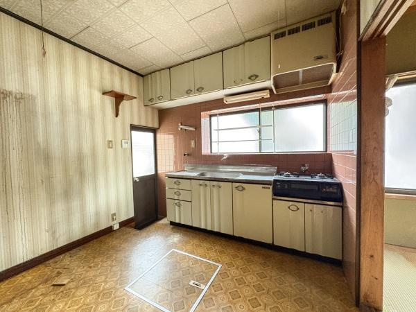 松岡　戸建てのキッチン|開放感のある窓付きのキッチンです。収納スペースがしっかり確保されています。床下収納も設けられており使い勝手にも配慮されています。壁付けタイプで動作スペースが広めです。上部収納も活用しやすい設計です。